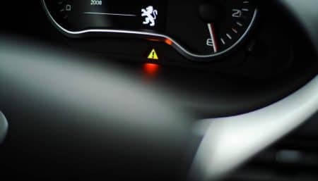 Voyant moteur allumé sur Peugeot 2008 : causes et solutions